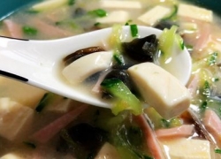 怎样做美味的松花蛋油豆腐汤面 皮蛋豆腐汤怎么做好喝窍门
